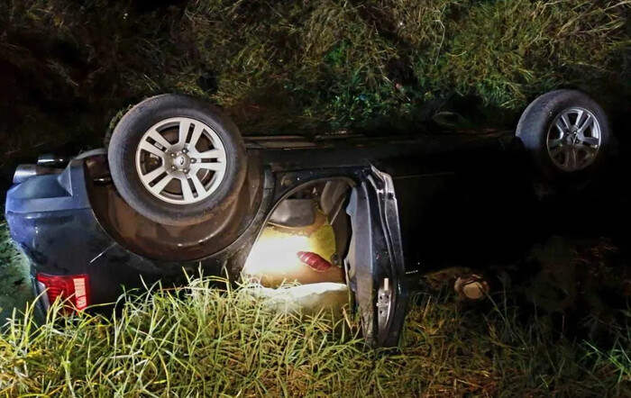 Dos muertos por volcadura de camioneta hacia canal de riego en Tangancícuaro