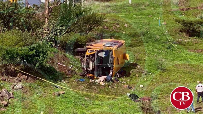 Dos muertos y 25 heridos deja volcadura de microbús en Morelia