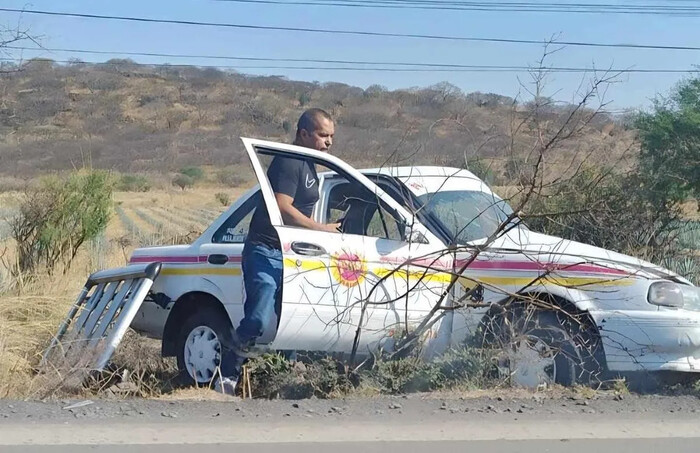 Dos mujeres heridas en choque de taxi y camioneta en Las Majadas