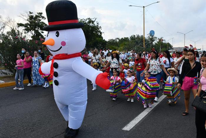 Duendes, esferas y estrellas en el Desfile Navideño de Zona Escolar 028, en LC