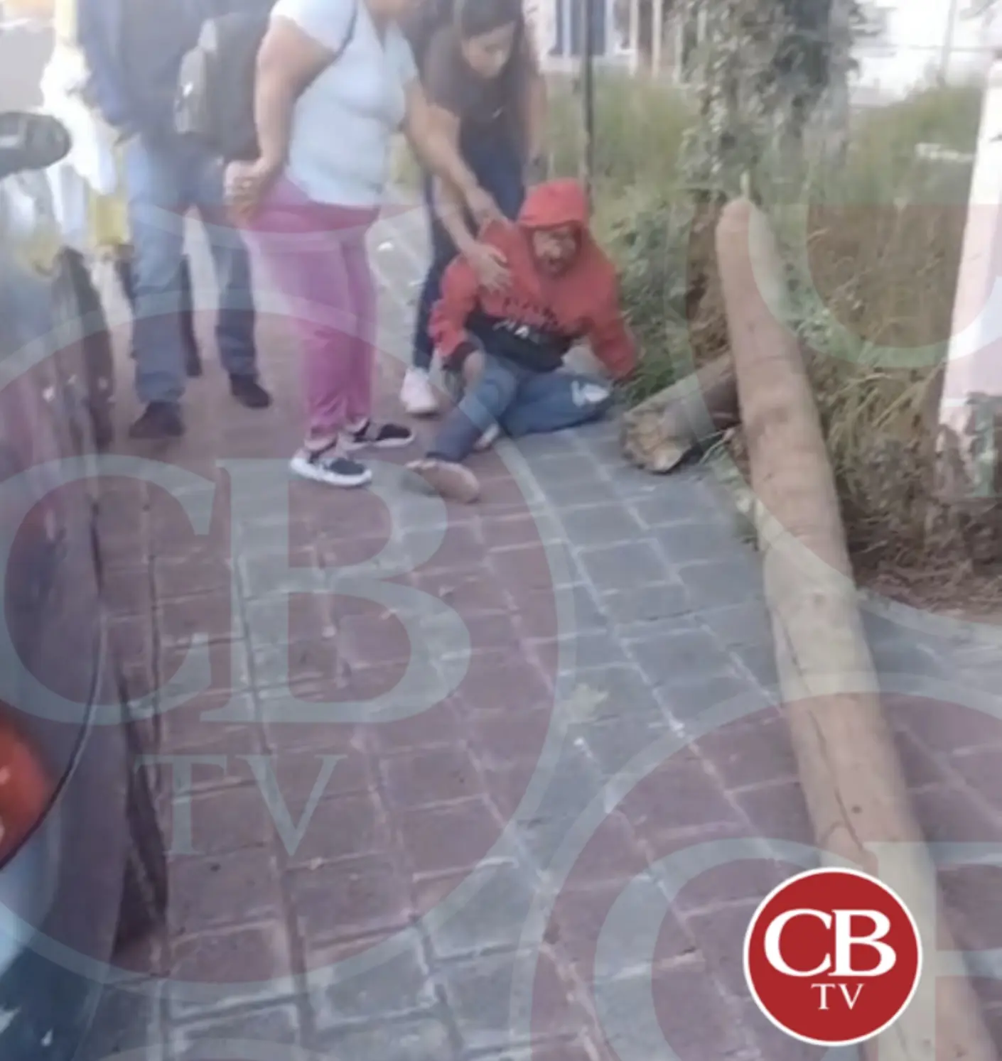 Ebrio derriba poste al norte de Morelia