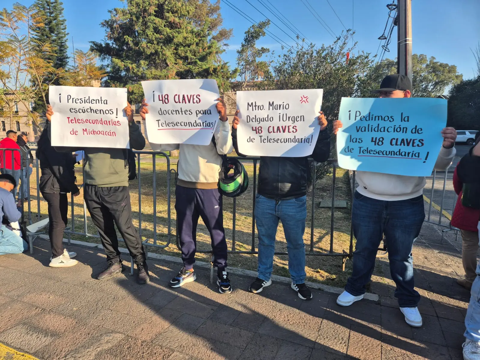 Egresados de la Normal de Arteaga protestan por falta de plazas en telesecundarias