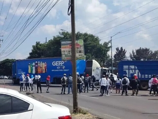 Egresados normalistas bloquean periférico en Morelia; exigen asignación de plazas