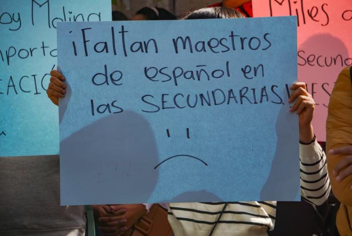 Egresados normalistas exigen asignación y entrega de plazas docentes