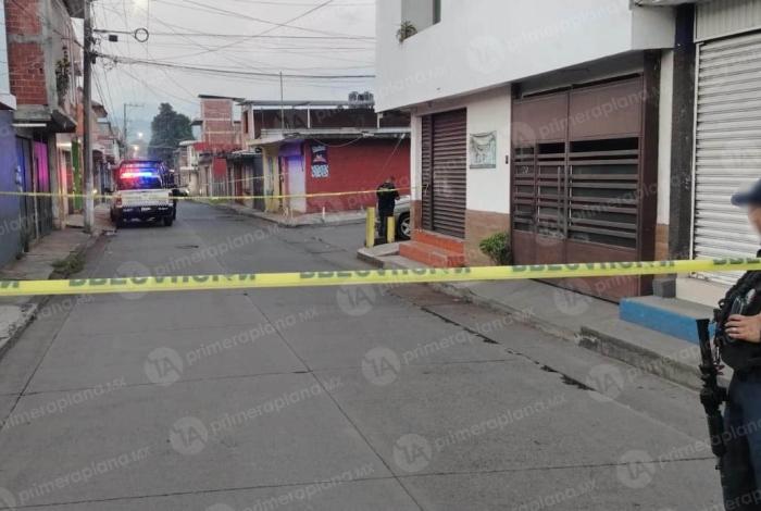 Ej3cut4n a conductor en la 18 de Marzo, en Uruapan