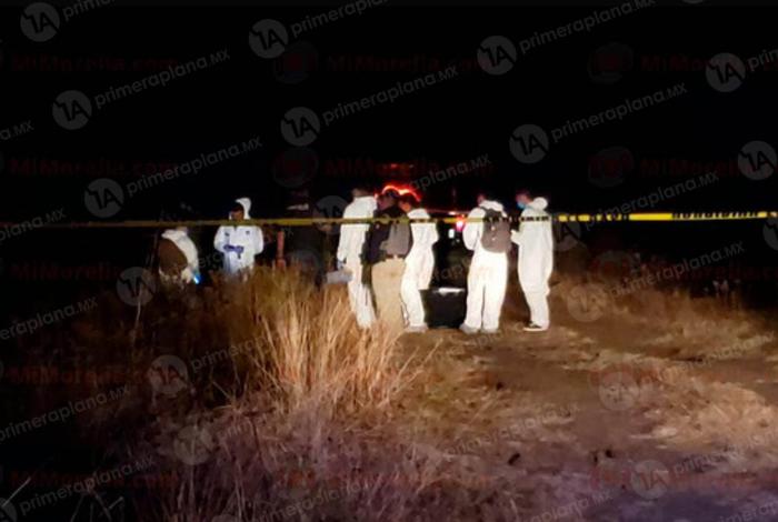 Ej3cut4n a mujer, en posible disfraz de halloween, sobre carretera de Cd Hidalgo