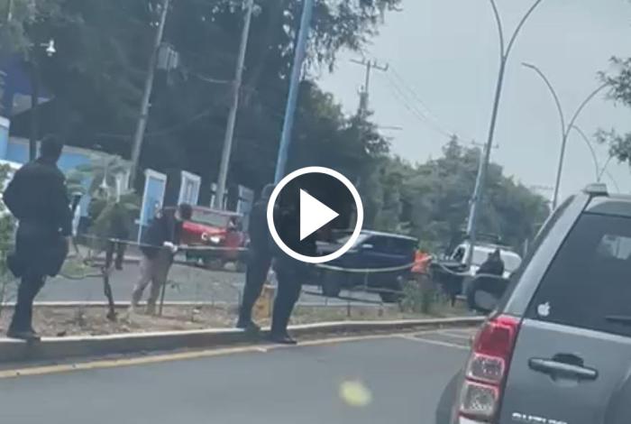 Ej3cut4n a Ramferi frente a una secundaria en Tancítaro