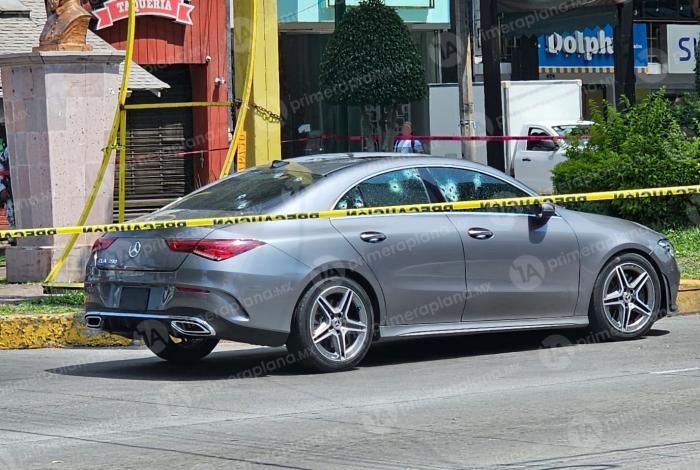 Ej3cut4n a un conductor sobre el Paseo Lázaro Cárdenas, en Uruapan