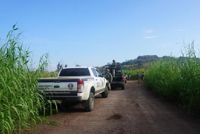 Ejecutan a dos mujeres y un hombre que viajaban en moto, en una brecha de Jacona