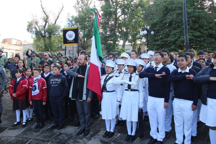 Ejército Mexicano continúa impulsando el respeto a los Símbolos Patrios con Izamientos de Bandera en Morelia y Charo.