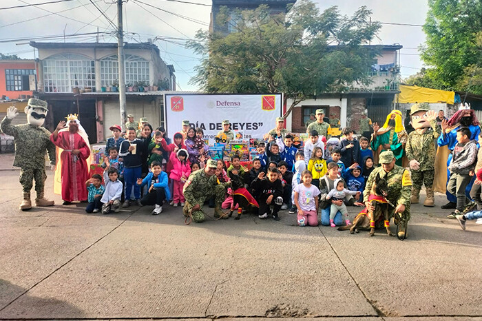 Ejército realiza labor social y reparte juguetes a niños en Uruapan