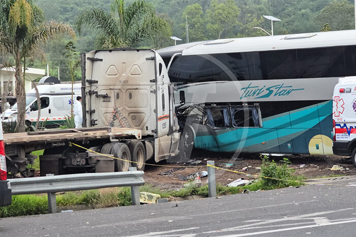 El chofer del autobús y un pasajero, los fallecidos en choque con 2 tráileres en la Pátzcuaro-Cuitzeo