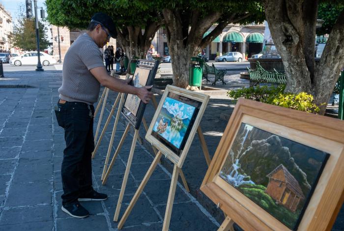 El dibujo como refugio y lenguaje: Roberto Gómez pinta de colores el Andador Juárez