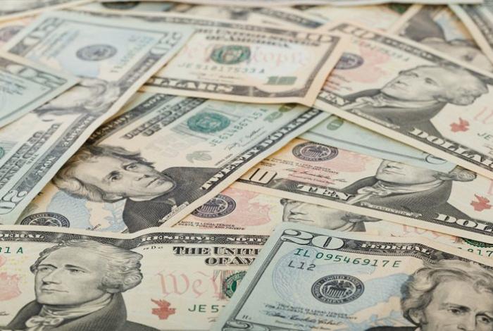 El dólar afronta una caída anual del 10%
