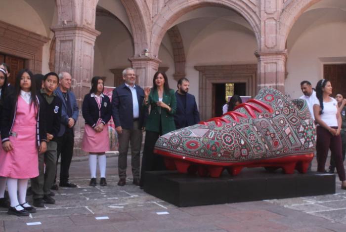 El futbol inspira 23 esculturas monumentales en la nueva exposición del Clavijero, en Morelia