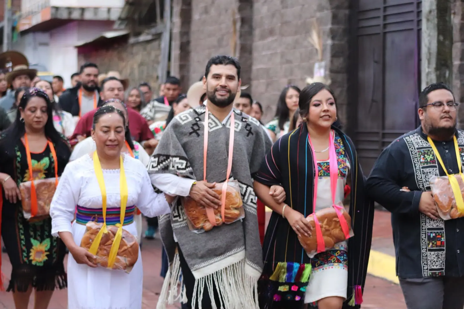 El gabán es historia, tradición y arte; con nuestros pueblos originarios inicia la Grandeza de Michoacán: Octavio Ocampo