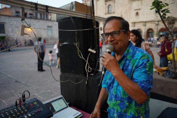 El Gallito: el DJ de 73 años que hace bailar a los viejitos de Morelia