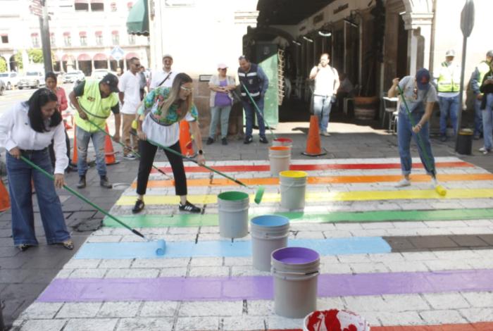 El Gobierno de Morelia realiza balizamiento con temática ‘Pride’ en avenida Madero