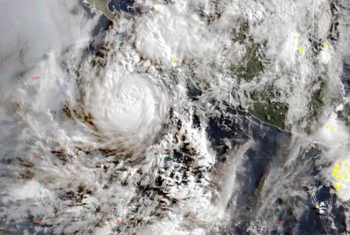 El huracán “Flossie” baja a categoría 2