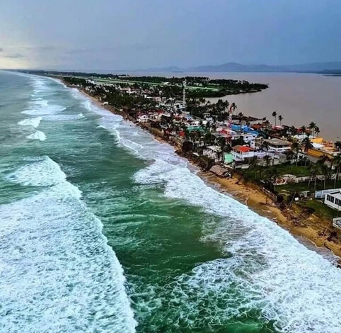 El impacto del huracán John ocasionó la desaparición de Playa en el Puerto de Acapulco