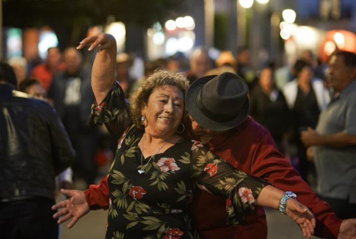 El lento y cadencioso ritmo del danzón se adueñó de la Plaza de Armas