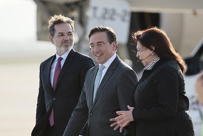 El ministro español Albares llega a México para normalizar relaciones