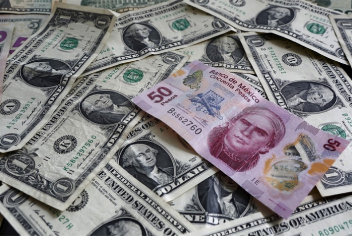 El peso marca su mejor nivel del año frente al dólar y rompe barrera de las 18 unidades