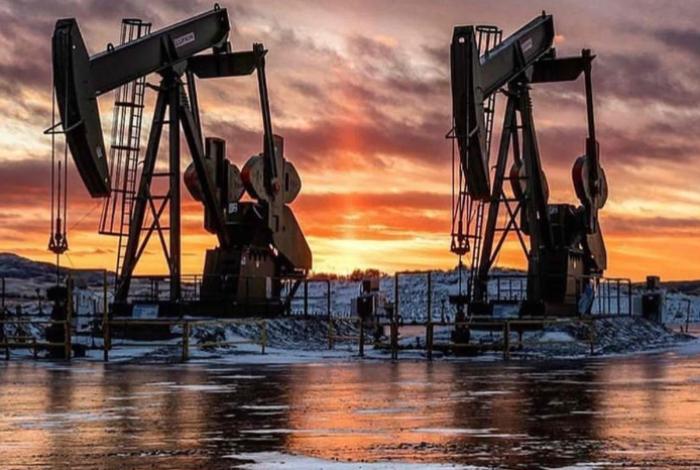 El petróleo de Texas baja un 2% ante transferencia de crudo de Venezuela a EE. UU.
