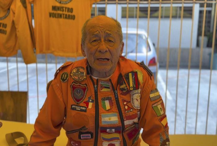 El rescatista mexicano de 80 años que atiende por tercera vez un desastre en Venezuela