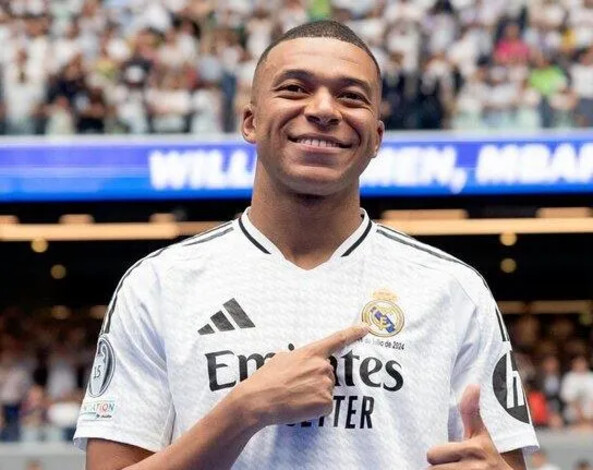 El Santiago Bernabeú se rinde ante Kylian Mbappé en su presentación con el Real Madrid