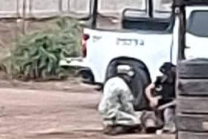 Elemento de la GN dispara su arma y m4t4 a dos de sus compañeros