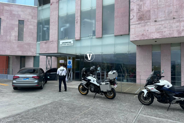 Embarazada sufre descarga eléctrica justo al entrar en labor de parto; policías la ayudan a llegar al hospital