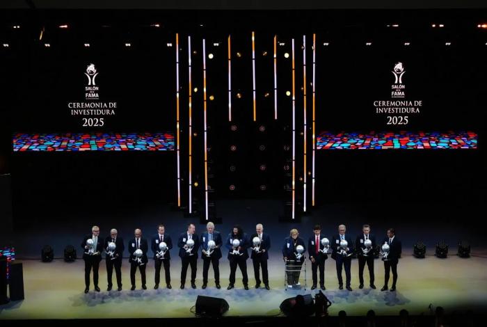 Emotiva ceremonia de la investidura de 18 históricos futbolistas al Salón de la Fama 2025