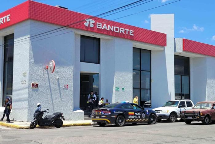 Empistolados asaltan a cuentahabiente al salir de un banco en la colonia Cuauhtémoc, en Morelia