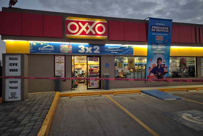 Empistolados balean empleado de tienda Oxxo, en Zamora