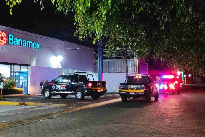Empistolados roban vehículo en Calzada La Huerta de Morelia, realizan disparos