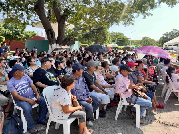 Empresa OXXO Dona 500 Lentes a DIF Municipal