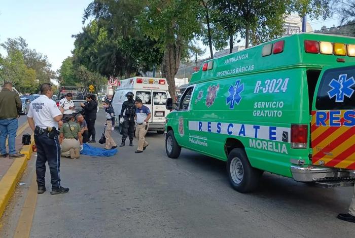 En accidente vehicular, atropellan a una mujer frente a Plaza Fiesta Camelinas en Morelia