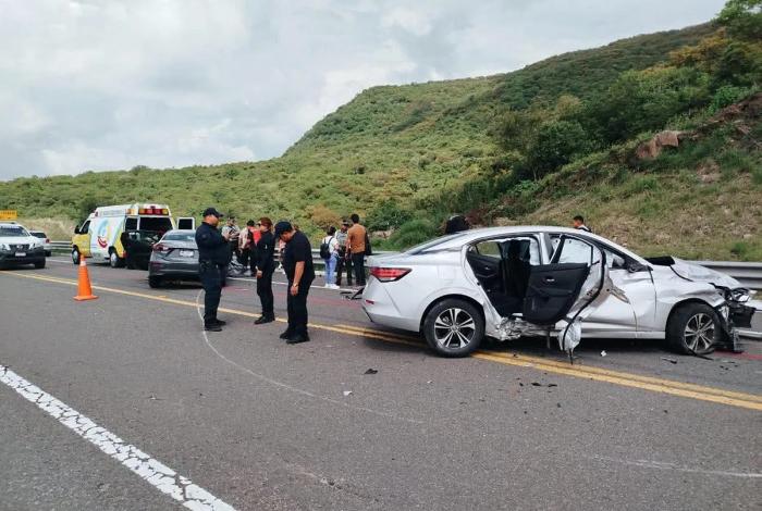 En accidente vehicular mueren dos y otro queda lesionado en Lagunillas, Michoacán