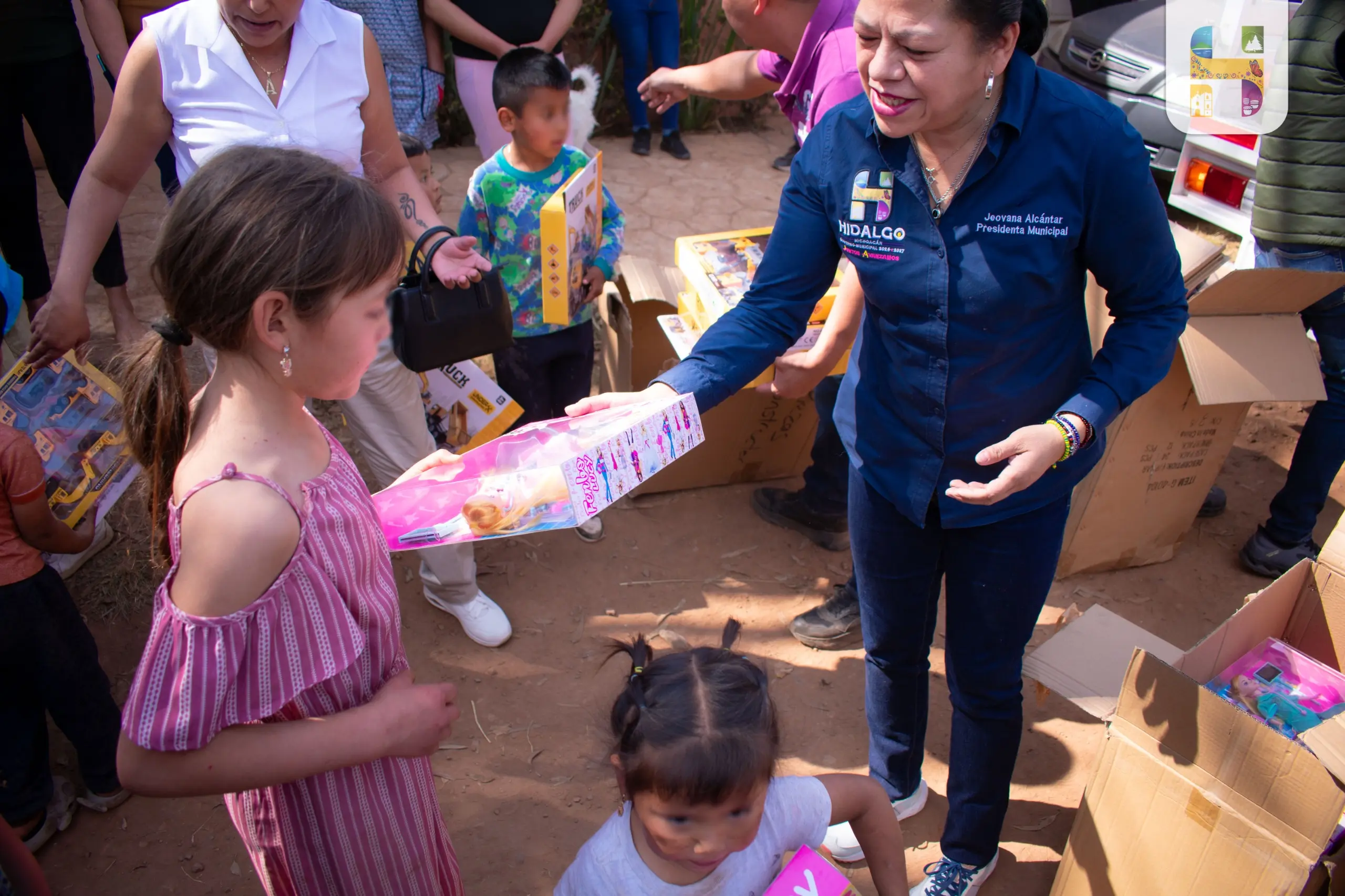 En apoyo a los Reyes Magos, Jeovana Alcántar, entregó juguetes y cobijas en la Cabecera Municipal