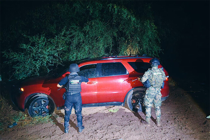 En Arteaga, SSP y Marina aseguran dos vehículos, equipo táctico y 850 cajas de calzado