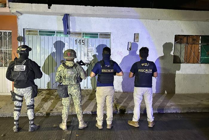 En cateo, asegura Fiscalía General inmueble relacionado en conductas ilícitas y detiene a siete personas