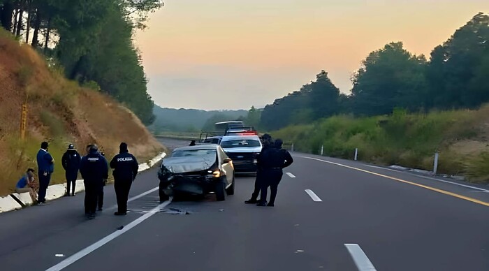 En choque por alcance, camión de carga es impactado por auto