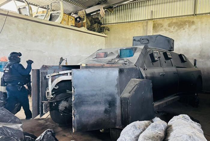 En Coahuayana aseguran presunta fábrica de vehículos blindados del crimen organizado