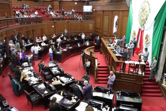 En Congreso Michoacán, diputados reptan sobre caso Manzo