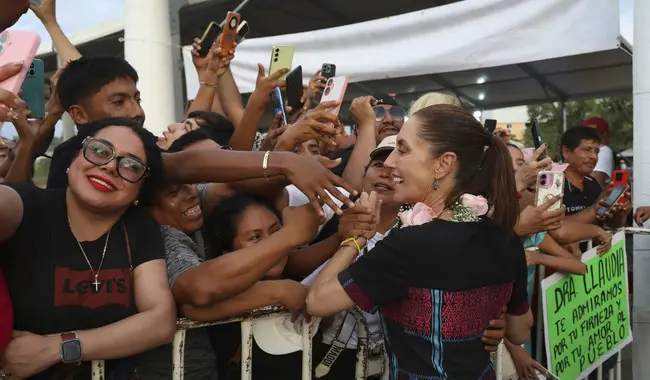 En Coyuca Benítez, presidenta Claudia Sheinbaum entrega tarjetas de la pensión mujeres bienestar, más de mil mujeres reciben este apoyo en Guerrero