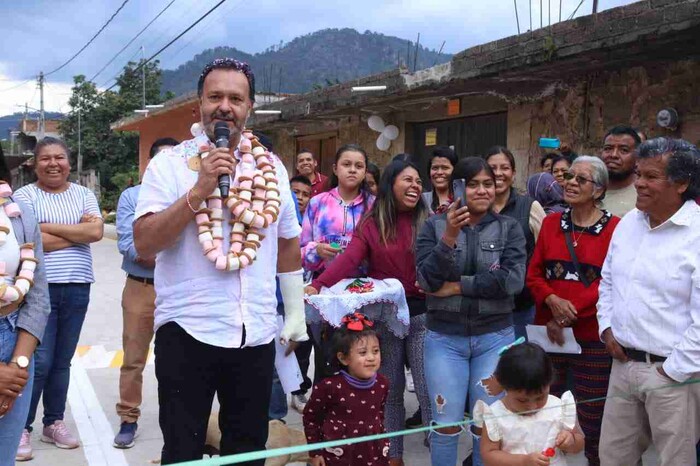 En Cuanajo, Julio Arreola, entrega construcción de calle 15 de Mayo