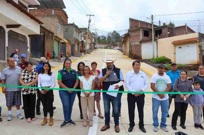 En dos colonias de Pátzcuaro, el alcalde, Julio Arreola Vázquez, entrega construcción de calles.