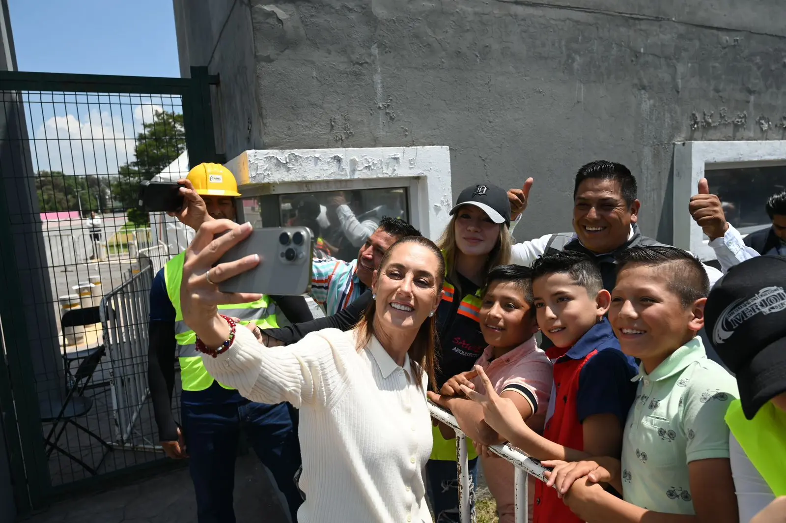 En Edomex, Presidenta Claudia Sheinbaum da banderazo de salida a nuevos trenes de repavimentación 