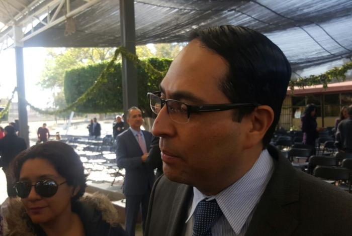En espera, reparación de banqueta dañada por choque